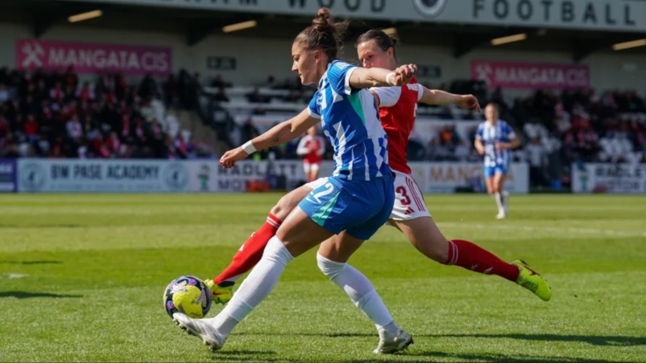 Carla Camacho crossing vs Arsenal